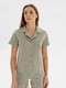 Піжама оливкового кольору: сорочка з нашивкою на кишені та шорти | 6699423 | фото 4