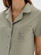 Піжама оливкового кольору: сорочка з нашивкою на кишені та шорти | 6699423 | фото 5