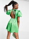 Ярко-зеленое атласное мини-платье с открытой спиной и рукавами-буфами | 6699435 | фото 2