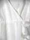 Сукня-міні А-силуету біла “на запах”, прикрашена оборкою | 6699472 | фото 3