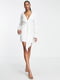 Платье-жакет белое с отлетным поясом и глубоким декольте | 6699489