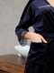 Темно-синій халат з кишенями, поясом та мережевними рукавами | 6699500 | фото 5