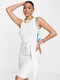 Облегающее белое платье с отлетным поясом-завязкой | 6699611 | фото 2