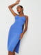 Приталена синя сукня з розрізом збоку та драпірованими чашками | 6699625