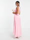 Длиннное розовое платье на одно плечо, украшенное драпировкой | 6700041 | фото 2