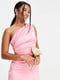 Длиннное розовое платье на одно плечо, украшенное драпировкой | 6700041 | фото 3