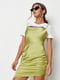 Зелена сукня-міні в білизняному стилі з кулісами по бокам | 6700075