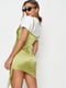 Зелена сукня-міні в білизняному стилі з кулісами по бокам | 6700075 | фото 2