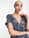 Платье А-силуэта синее с цветочным принтом и завязками на рукавах | 6700087 | фото 2