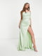 Вечернее зеленое платье-макси с эффектным глубоким вырезом на ножке | 6700130 | фото 2