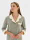 Короткий халат-сорочка на гудзиках кольору оливка | 6700503 | фото 4