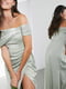 Сукня-максі кольору хакі з розрізом та відкритими плечима | 6700516 | фото 3