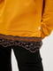 Комплект: худі кольору чорнобривців з накладною кишенею та чорні розкльошені штани | 6705502 | фото 5