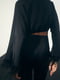 Чорна сатинова блуза з пір’ям на рукавах | 6706496 | фото 4