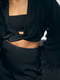 Чорна сатинова блуза з пір’ям на рукавах | 6706496 | фото 5