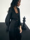 Чорна сатинова блуза з пір’ям на рукавах | 6706496 | фото 2