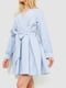 Платье на поясе с V-образным вырезом светло-голубое | 6707648 | фото 3