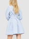 Платье на поясе с V-образным вырезом светло-голубое | 6707648 | фото 4