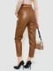 Зауженные брюки из экокожи коричневые | 6707690 | фото 4