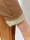 Зауженные брюки из экокожи коричневые | 6707694 | фото 6