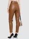 Зауженные брюки из экокожи коричневые | 6707699 | фото 4
