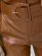 Зауженные брюки из экокожи коричневые | 6707701 | фото 5