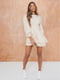 Коротка сукня ніжно-бежевого кольору з пишними рукавами та оборками | 6707389 | фото 2