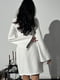 Сукня молочного кольору з розкльошеними рукавами з бахромою | 6702025 | фото 4