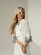 Комплект шовковий: халат та сорочка білого кольору з контрастним мереживом | 6658612 | фото 3