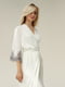 Комплект шовковий: халат та сорочка білого кольору з контрастним мереживом | 6658612 | фото 4