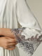 Комплект шовковий: халат та сорочка білого кольору з контрастним мереживом | 6658612 | фото 9