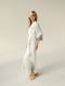 Комплект шовковий: халат та сорочка білого кольору з контрастним мереживом | 6658612 | фото 2