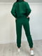 Стильний зелений костюм з звуженими штанами на резинці та прямою сорочкою | 6710457 | фото 2