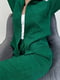 Стильний зелений костюм з звуженими штанами на резинці та прямою сорочкою | 6710457 | фото 3