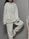 Трикотажний плюшевий молочний костюм з худі та джогерами оверсайз | 6710469 | фото 4