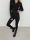 Чорний трикотажний костюм: укорочена кофта на блискавці та облягаючі легінси | 6710470 | фото 2