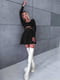 Чорна міні-сукня А-силуету з розкльошеною спідницею та ефектним декольте | 6710490 | фото 5