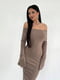 Облягаюча сукня-футляр кавового кольору з відкритими плечами та розрізом | 6710494 | фото 2