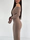 Облягаюча сукня-футляр кавового кольору з відкритими плечами та розрізом | 6710494 | фото 3