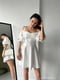 Міні-сукня А-силуету молочного кольору з рукавами-ліхтариками і відкритим декольте | 6710514