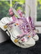 Босоножки бело-розовые со шнуками и силиконовыми принтоваными лентами | 6709054 | фото 3