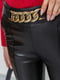 Зауженные брюки из экокожи черные | 6713358 | фото 5