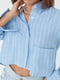 Укороченная голубая рубашка в полоску с акцентным карманом | 6721601 | фото 4