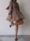 Ефектна міні-сукня кавового кольору з комірцем-стійкою | 6721724 | фото 2