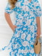 Яскрава блакитна сукня в квітковий принт з ніжним драпуванням на плечах | 6721825 | фото 3