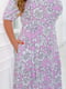 Яскрава сукня бузкового кольору в квітковий принт з ніжним драпуванням на плечах | 6721826 | фото 3