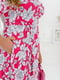 Яскрава сукня малинового кольору в квітковий принт з ніжним драпуванням на плечах | 6721827 | фото 3