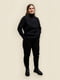 Стильный женский костюм: черный джемпер и джоггеры | 6721917