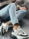 Кросівки чорно-білого кольору на шнурівці | 6725722 | фото 2