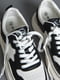 Кроссовки черно-белого цвета на шнуровке | 6725736 | фото 4